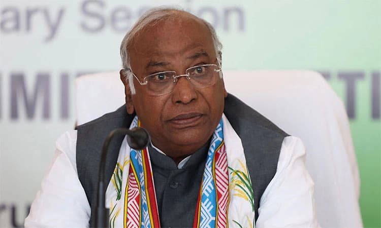 ಲೂಟಿ ಮಾಡುವ ಎಲ್ಲಾ ಅವಕಾಶವನ್ನು ಕೇಂದ್ರ ಬಳಸಿಕೊಳ್ಳುತ್ತದೆ: ಖರ್ಗೆ