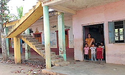 Dotihala: ಪಾಳು ಬಿದ್ದ ಹಳೇ ಕಟ್ಟಡದಲ್ಲಿ ಅಂಗನವಾಡಿ ಕೇಂದ್ರ; ಸುತ್ತ ಅಪಾಯದ ಕಟ್ಟಡಗಳು