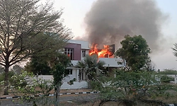 ಶಾಸಕ ಜನಾರ್ದನ ರೆಡ್ಡಿ, ಶ್ರೀರಾಮುಲುಗೆ ಸೇರಿದ 'ಮಾಡೆಲ್ ಮನೆ'ಗೆ ದುಷ್ಕರ್ಮಿಗಳಿಂದ ಬೆಂಕಿ!