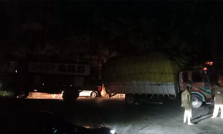 ಚಾರ್ಮಾಡಿ ಘಾಟ್‌: ಎರಡು ಲಾರಿ ಪಲ್ಟಿ: 10 ಕಿ.ಮೀ ಟ್ರಾಫಿಕ್ ಜಾಮ್; ವಾಹನ ಸವಾರರ ಪರದಾಟ