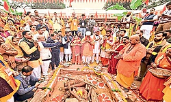 ವಿವಾದಿತ ಭೋಜಶಾಲೆಯಲ್ಲಿ ಹಿಂದೂ, ಮುಸ್ಲಿಮರ ಶಾಂತಿಯುತ ಪ್ರಾರ್ಥನೆ