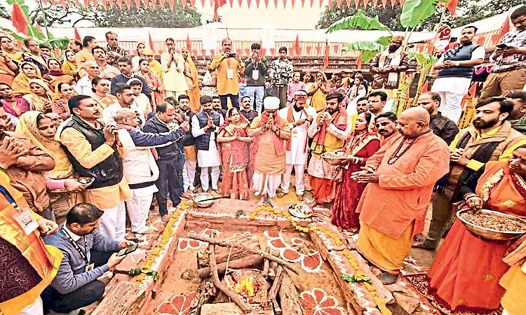 ವಿವಾದಿತ ಭೋಜಶಾಲೆಯಲ್ಲಿ ಹಿಂದೂ, ಮುಸ್ಲಿಮರ ಶಾಂತಿಯುತ ಪ್ರಾರ್ಥನೆ