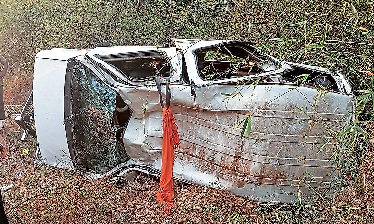 Kadaba: Three seriously injured as car overturns near Mardhala Brantikatte