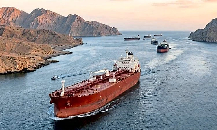 ಹೊರ್ಮುಜ್ ಜಲಸಂಧಿ ಮೂಲಕ ಸಂಚರಿಸುವ ಹಡಗುಗಳಿಗೆ ಸುಂಕ ವಿಧಿಸಲು ಮುಂದಾದ ಇರಾನ್ 