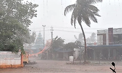 ಬಿರುಗಾಳಿ ಮತ್ತು ಆಲಿಕಲ್ಲು ಸಹಿತ ಭಾರಿ ಮಳೆ