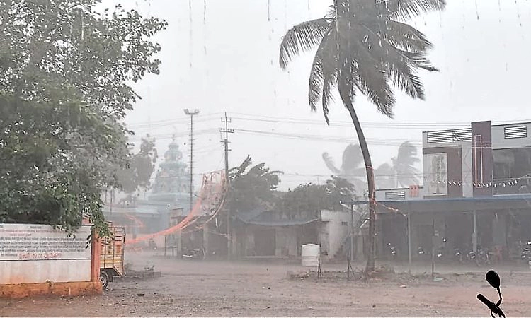 ಬಿರುಗಾಳಿ ಮತ್ತು ಆಲಿಕಲ್ಲು ಸಹಿತ ಭಾರಿ ಮಳೆ