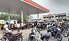 ಪೆಟ್ರೋಲ್, ಡೀಸೆಲ್ ಕೊರತೆ ; ಮುಗಿಬಿದ್ದ ವಾಹನ ಸವಾರರು
