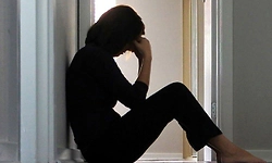 ಪತಿಯ ಆನ್‌ಲೈನ್‌ ಬೆಟ್ಟಿಂಗ್‌ಗೆ  ಬೇಸತ್ತು ನೇಣು ಬಿಗಿದುಕೊಂಡು ಪತ್ನಿ ಆತ್ಮಹತ್ಯೆ