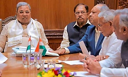 ಆಪ್ತರ ಜೊತೆಗೆ ಸಿದ್ದು 3 ತಾಸು ರಹಸ್ಯ ಸಭೆ: ಕಾಂಗ್ರೆಸ್ಸಲ್ಲಿ ಸಂಚಲನ