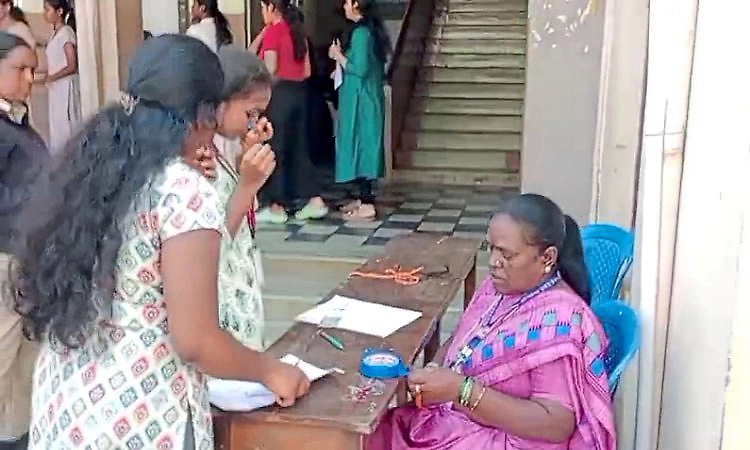 CET Exam: ಸಿಇಟಿ ಅಭ್ಯರ್ಥಿ ಮೂಗುತಿಗೆ ಟೇಪ್‌ ಹಾಕಿದ ಸಿಬ್ಬಂದಿ!