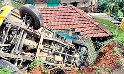 Sulya: ಕುರುಂಜಿಗುಡ್ಡೆ ರಸ್ತೆಯಲ್ಲಿ ನಿಯಂತ್ರಣ ತಪ್ಪಿದ ಪಿಕಪ್ ಮನೆಗೆ ನುಗ್ಗಿ ಹಾನಿ