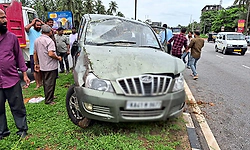 ಕಾಪು : ಪಲ್ಟಿಯಾಗಿ ಡಿವೈಡರ್ ಮೇಲೆರಿದ ಕಾರು, ಕಾರಿನಲ್ಲಿದ್ದವರು ಪವಾಡ ಸಧೃಶ ಪಾರು