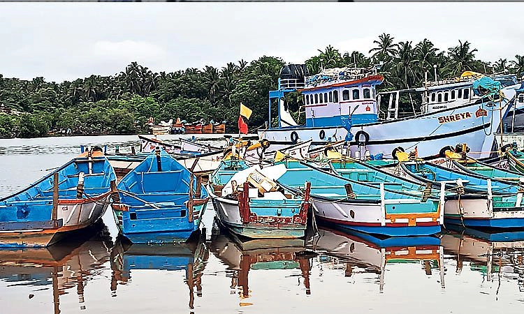 ನಿರೀಕ್ಷಿತ ಮಳೆಯಿಲ್ಲದೆ ಕಡಲಿಗಿಳಿಯದ ನಾಡದೋಣಿ: ತಾಜಾ ಮೀನಿನ ಕೊರತೆ
