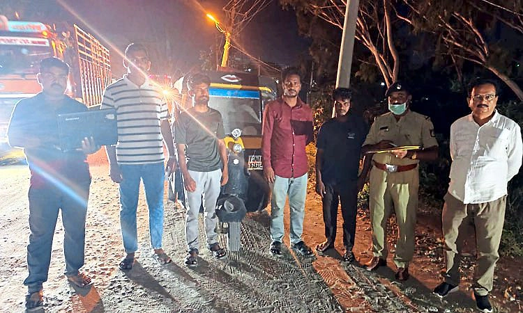 Siruguppa: ರಿಕ್ಷಾದಲ್ಲಿ ಸಾಗಿಸುತ್ತಿದ್ದ 8000 ಮೌಲ್ಯದ ಪಡಿತರ ಅಕ್ಕಿ ವಶ
