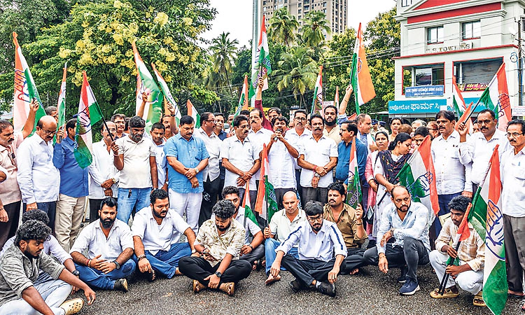 ಉಡುಪಿ: ಪ್ರಶ್ನೆಪತ್ರಿಕೆ ಸೋರಿಕೆ, ಪೊಲೀಸ್‌ ದೌರ್ಜನ್ಯ ಖಂಡಿಸಿ ಕಾಂಗ್ರೆಸ್‌ ಪ್ರತಿಭಟನೆ