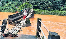 Derambala: ತುಂಬಿದ ಹೊಳೆಯ ಮೇಲೆ ಅಪಾಯಕಾರಿ ನಡಿಗೆ
