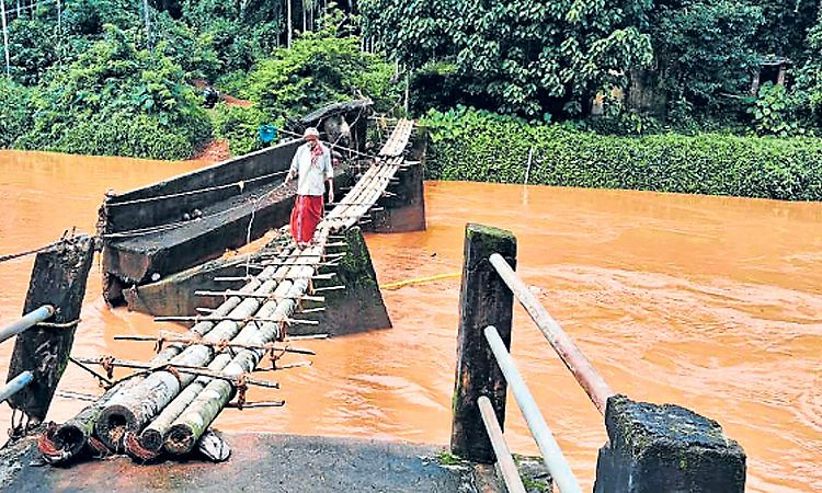 Derambala: ತುಂಬಿದ ಹೊಳೆಯ ಮೇಲೆ ಅಪಾಯಕಾರಿ ನಡಿಗೆ