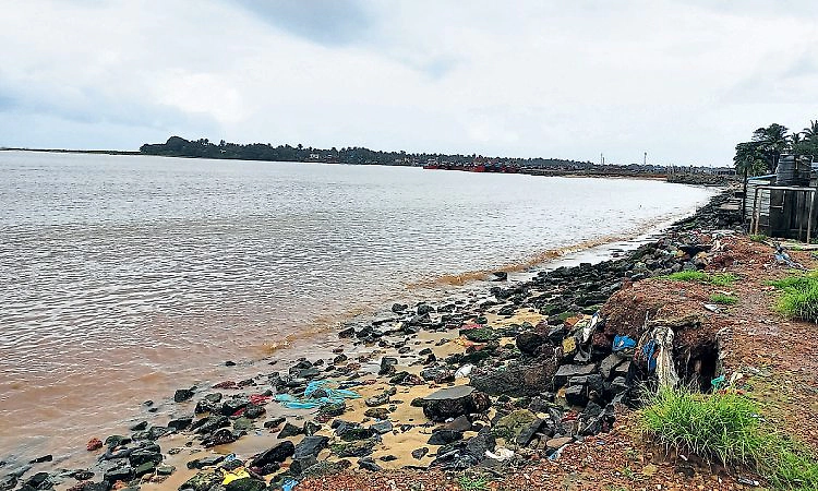 Mangaluru: ರಸ್ತೆ ಅಗಲವಾಗಿದೆ; ಆದರೆ, ದಾರಿ ಇಲ್ಲ!