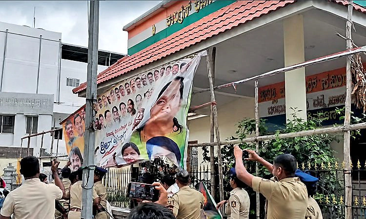 Shivamogga: ಕಾಂಗ್ರೆಸ್‌ ಕಚೇರಿಗೆ ಮುತ್ತಿಗೆ ಯತ್ನ ನಡೆಸಿದ ಬಿಜೆಪಿ ಕಾರ್ಯಕರ್ತರು