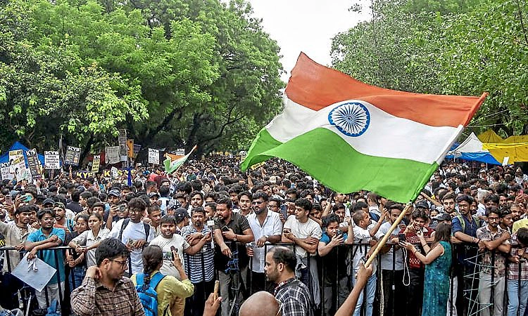 ನೀಟ್’ ಹೋರಾಟ ತೀವ್ರ! ಬೀದಿಗಿಳಿದ ವಿದ್ಯಾರ್ಥಿಗಳು