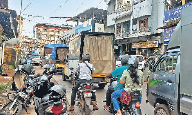 ಬಂದರ್‌ನಲ್ಲಿ ಸಂಚಾರ ನಿಯಮಗಳಿಗಿಲ್ಲ ಬೆಲೆ