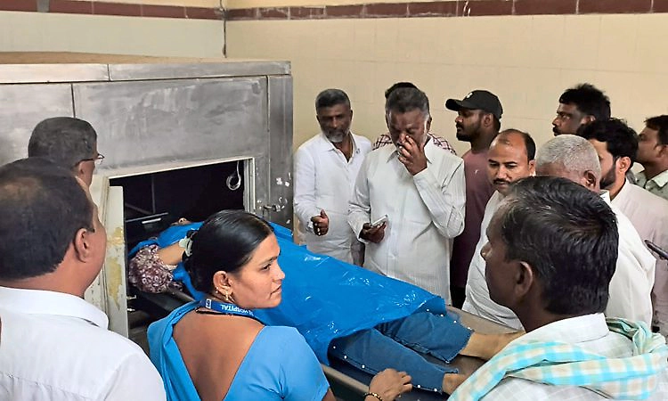 Davangere: ರಸ್ತೆ ಅಪಘಾತ: ತಕ್ಷಣವೇ ಆಸ್ಪತ್ರೆಗೆ ಧಾವಿಸಿ ಸಾಂತ್ವನ ಹೇಳಿದ ಸಚಿವ ಬಸವಂತಪ್ಪ