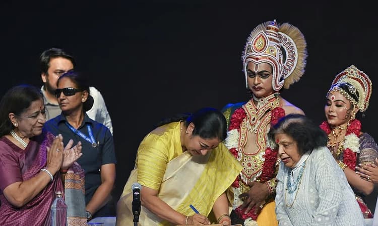 Which Ramleela ends at 10 pm?, Ram-rajya should come in Delhi: CM Gupta