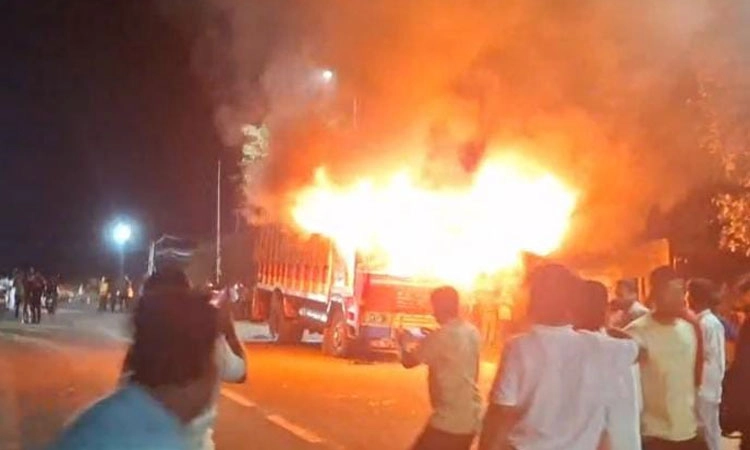 ಐನಾಪುರದಲ್ಲಿ ಗೋಮಾಂಸ ಸಾಗಿಸುತ್ತಿದ್ದ ಲಾರಿಗೆ ಬೆಂಕಿ