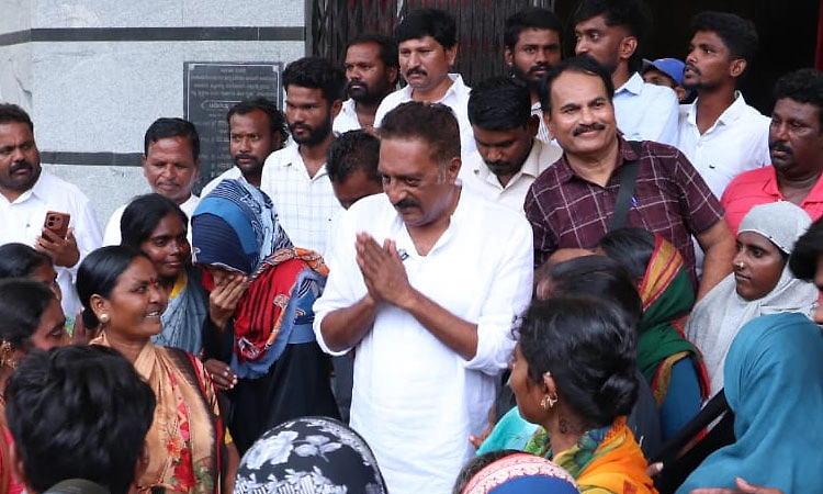 ನೀಲಿ ಶಾಲು ಪ್ರತಾಪ್ ಸಿಂಹ ಅವರನ್ನು ಡಿಸ್ಟರ್ಬ್ ಮಾಡಿದೆ: ಪ್ರಕಾಶ್ ರಾಜ್