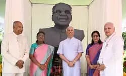 总统在 Kerala Raj Bhavan 揭幕前总统 KR Narayanan 的半身像