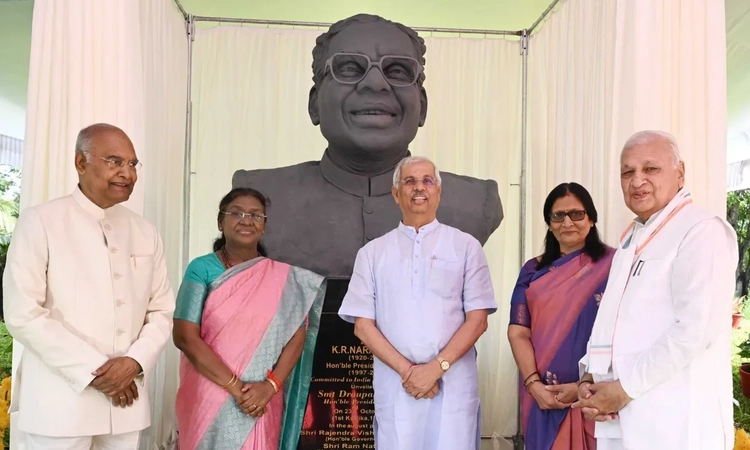 President unveils bust of former President K R Narayanan at Kerala Raj Bhavan