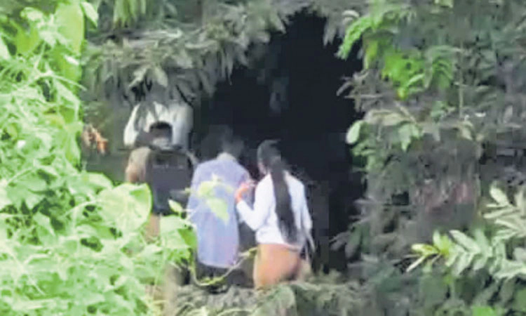ಮರಕ್ಕೆ ನೇತು ಹಾಕಿ ಹಲ್ಲೆ ನಡೆಸಿ ದುರುಳರಿಂದ ಬೀದಿ ನಾಯಿ ಹತ್ಯೆ: ಮೂವರು ವಶಕ್ಕೆ