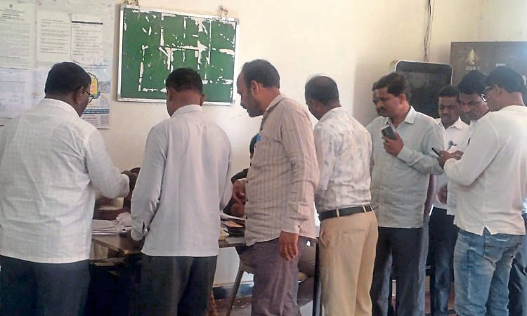 Yadgir: ಈಶಾನ್ಯ ಶಿಕ್ಷಕರ ಕ್ಷೇತ್ರದಲ್ಲಿ ಮುಂದುವರಿದ ಮತದಾನ