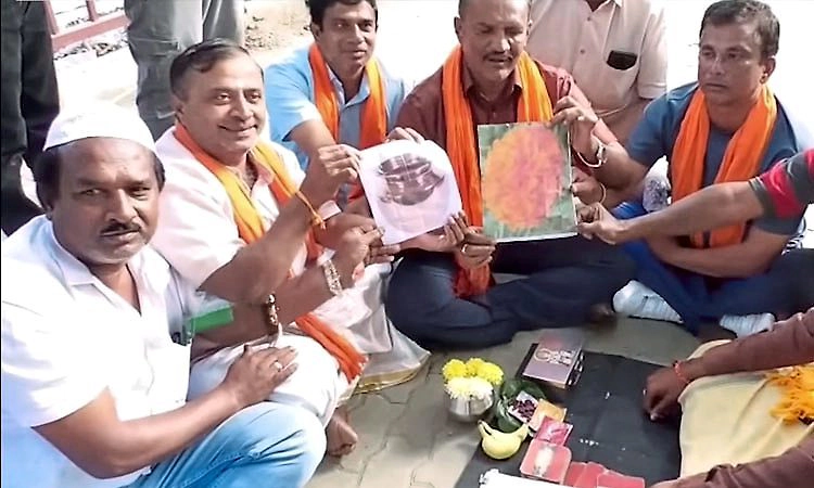 ಅಧಿಕಾರ ಹಂಚಿಕೆಗೆ ಗಿಳಿಶಾಸ್ತ್ರ: ಡಿಕೆಶಿಗೆ ಚೊಂಬು, ಸಿದ್ದುಗೆ ಚಂಡು ಹೂ!