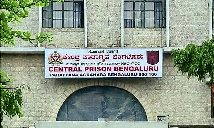 Video viral case: ಜೈಲಲ್ಲಿ ಕೈದಿಗಳ ನೃತ್ಯ ವಿಡಿಯೋ: ರೌಡಿ ಕುದುರೆ ಮಂಜನ ವಿಚಾರಣೆ