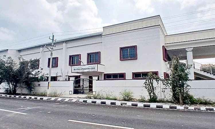 Kolar: ಬಳಕೆಯಾಗದೆ ಪಾಳು ಬಿದ್ದಿರುವ ಬಾಬೂಜಿ ಭವನ!