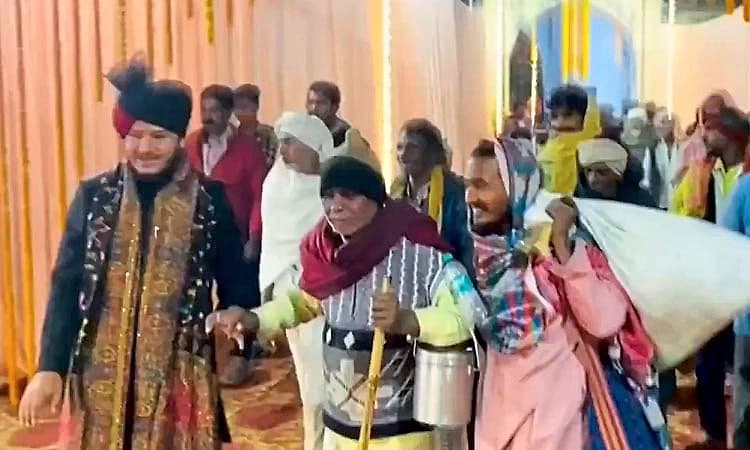 Video: ಭಿಕ್ಷುಕರನ್ನು ವಿಶೇಷ ಅತಿಥಿಗಳಾಗಿ ಆಮಂತ್ರಿಸಿ ತಂಗಿಯ ವಿವಾಹ ಸಂಭ್ರಮಿಸಿದ ಅಣ್ಣ