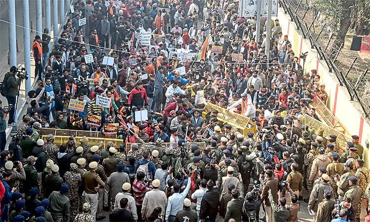 Dehli: ಬಾಂಗ್ಲಾ ರಾಯಭಾರ ಕಚೇರಿ ಎದುರು ಹಿಂದೂ ಸಂಘಟನೆಗಳ ಬೃಹತ್‌ ಪ್ರತಿಭಟನೆ, ಆಕ್ರೋಶ