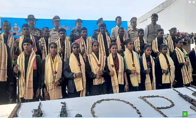 Odisha: 2 ಕೋಟಿ ರೂ. ಬಹುಮಾನ ಹೊತ್ತಿದ್ದ 22 ನಕ್ಸಲೀಯರು ಶರಣಾಗತಿ- ಆರ್ಥಿಕ ನೆರವು