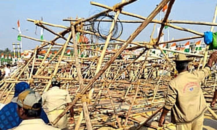 Hubli: Three injured as massive cutout falls during government event