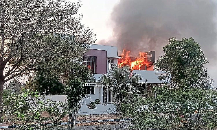 Ballari: Model house owned by Reddy set on fire by youths shooting reels; 8 detained, including minors