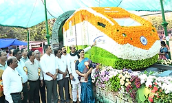 Vande Bharat floral replica steals spotlight at Kadri Flower Show