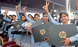 ಎಸೆಸೆಲ್ಸಿ ಟಾಪರ್ಸ್‌ಗೆ ಲ್ಯಾಪ್‌ ಟಾಪ್‌ ಬದಲು 50 ಸಾ.ರೂ. ನಗದು