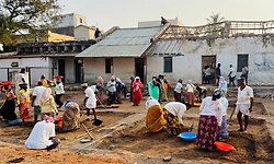 ಲಕ್ಕುಂಡಿ: 8ನೇ ದಿನ -ಕಬ್ಬಿಣದ ತುಂಡು, ಹಸಿರು ಬಣ್ಣದ ಕಲ್ಲು ಪತ್ತೆ