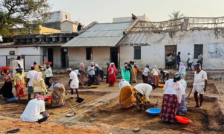 ಲಕ್ಕುಂಡಿ: 8ನೇ ದಿನ -ಕಬ್ಬಿಣದ ತುಂಡು, ಹಸಿರು ಬಣ್ಣದ ಕಲ್ಲು ಪತ್ತೆ