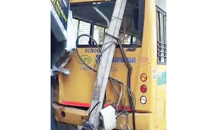 ಬ್ರೇಕ್‌ ಫೇಲ್‌ ಆಗಿ ವಿದ್ಯುತ್‌ ಕಂಬಕ್ಕೆ ಶಾಲಾ ಬಸ್‌ ಡಿಕ್ಕಿ: ಮಕ್ಕಳು ಪಾರು