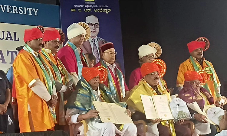 ಗುಲ್ಬರ್ಗ ವಿವಿ 43 ನೇ ಘಟಿಕೋತ್ಸವ;ಕೇದಾರಲಿಂಗಯ್ಯ,ನಿರಾಣಿ,ಸಿಂಧಿಯಾಗೆ ಡಾಕ್ಟರೇಟ್ ಪ್ರದಾನ 