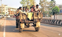 Udupi; ವಾಹನಗಳಲ್ಲಿ ಕಾರ್ಮಿಕರ ಅಸುರಕ್ಷಿತ ಸಾಗಾಟ!