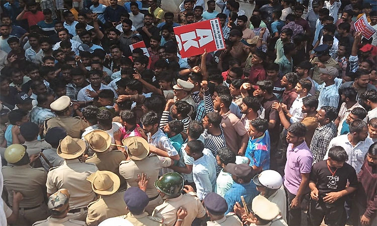 ಧಾರವಾಡ: ಖಾಲಿ ಹುದ್ದೆ ಭರ್ತಿಗೆ ಆಗ್ರಹಿಸಿ ಉದ್ಯೋಗಾಕಾಂಕ್ಷಿಗಳ ಬೃಹತ್ ಪ್ರತಿಭಟನೆ