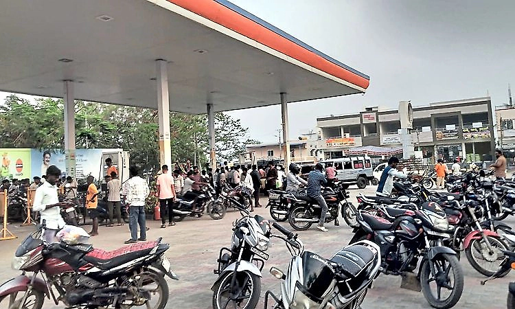 Fuel rush in Sirwar amid shortage rumours; police struggle to manage crowds